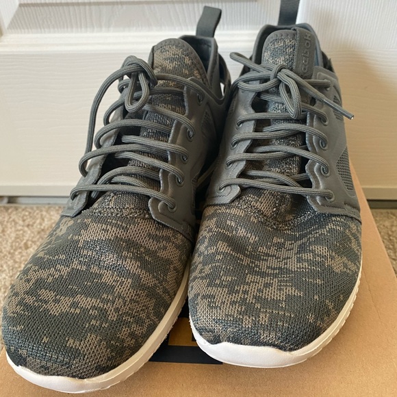 Reebok athletic shoes - Picture 2 of 10